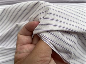 Skjorte poplin - lækker og creppet i offwhite med lavendel striber